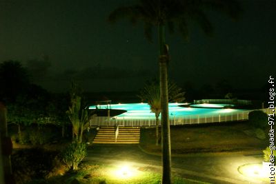 la piscine de nuit ouverte jusqu'a 22h00 grandiose !!!